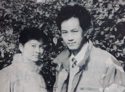 冯远征晒与太太合照庆祝银婚:二十五年相互陪伴